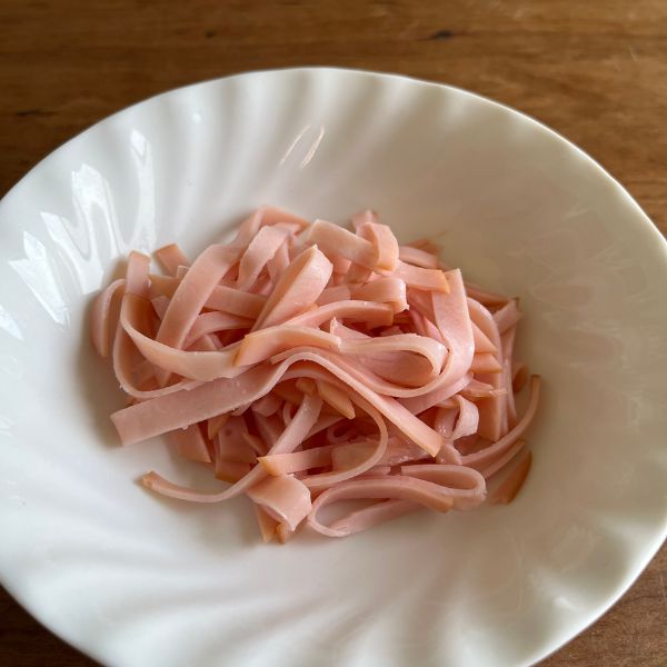 細切りにしたハムを皿に盛った様子