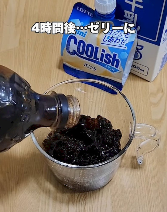 カップにゼリーを注ぐ