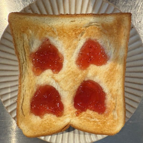 食パンに付けたハートの形の部分にジャムを入れた様子