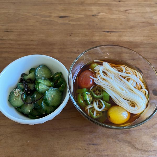 ミニトマトとオクラを入れたそうめんつゆと『キュウリの塩昆布和え』を並べた様子
