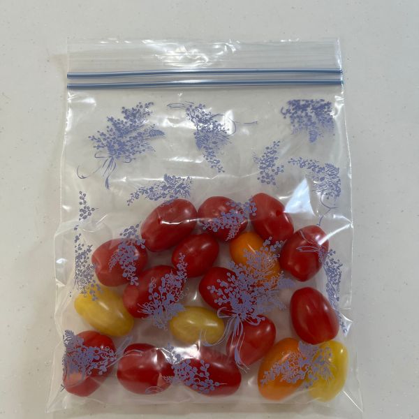ヘタを取ったミニトマトをジッパー付き保存袋に入れた様子