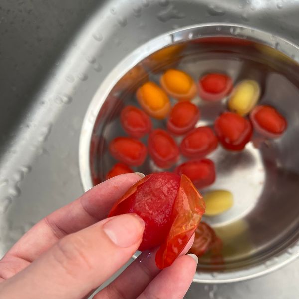 冷水につけたミニトマトの皮をむいた様子