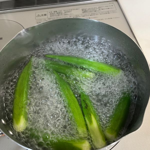 沸騰したお湯でオクラを茹でる様子