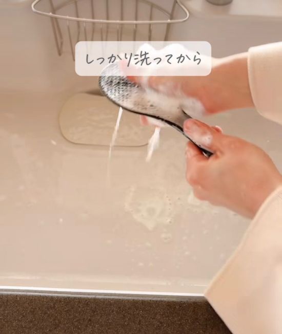 しゃもじを洗う様子