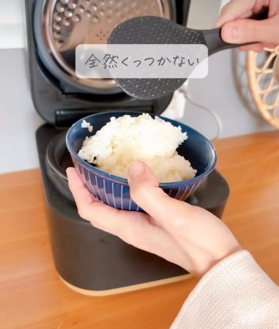 ご飯をよそう様子