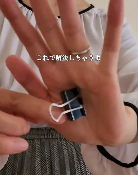ダブルクリップを持つ人