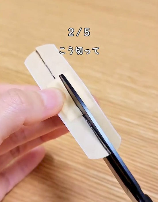絆創膏のテープ部分をカットしている様子