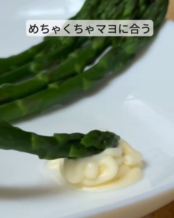 ゆでたアスパラガスにマヨネーズを付ける様子
