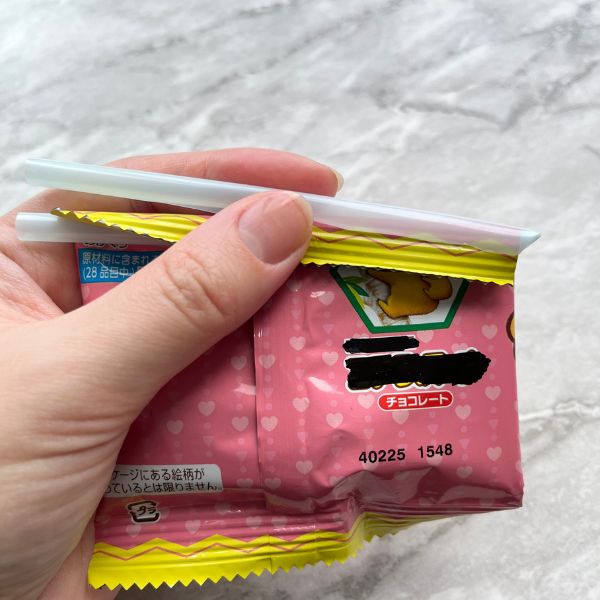 開封したお菓子の袋をストローに巻き付けて挟んだ様子