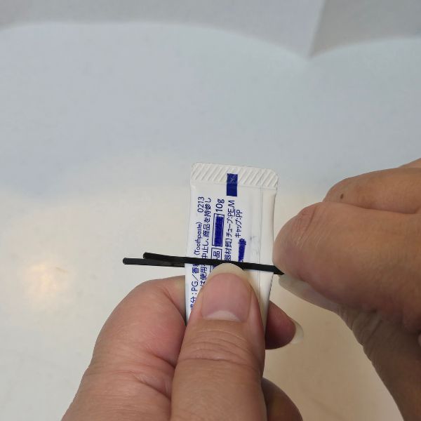チューブの端に取り付けたヘアピンを移動させる様子