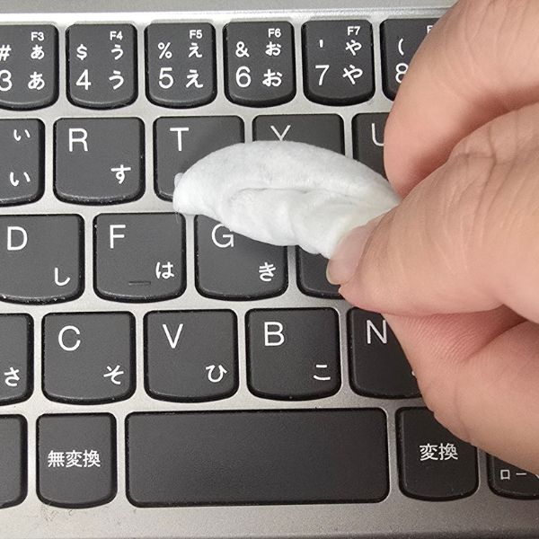ヘアピンにウエットティッシュを挟んでキーボードの掃除をする様子