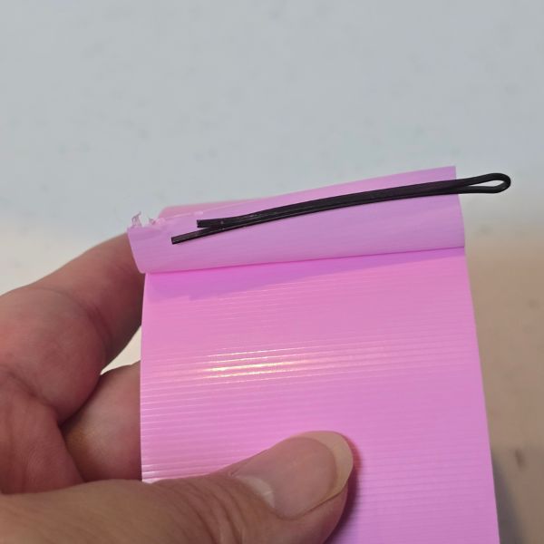 テープの粘着面にヘアピンを付けた様子