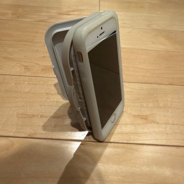 スマートフォンの背面にお尻拭きの蓋を貼り付けた様子