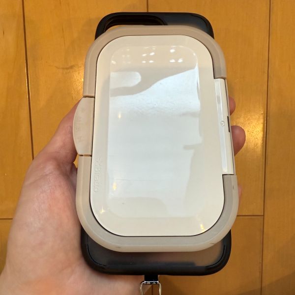 スマートフォンの背面に付けたお尻拭きの蓋を閉じた様子