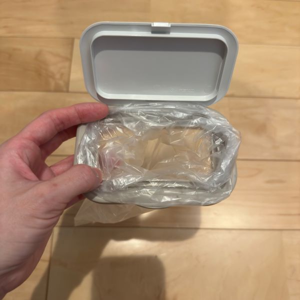 お尻拭きの蓋にビニール袋をセットした様子