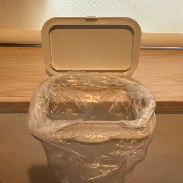 ビニール袋をセットしたお尻拭きの蓋を半分棚に貼り付けて浮かせた様子