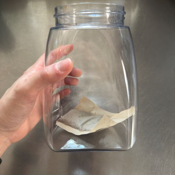 麦茶パックをポットに入れた様子