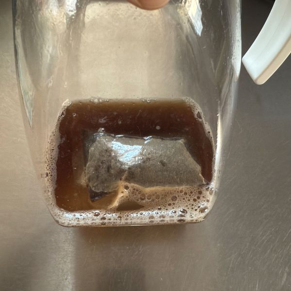 ポットに麦茶パックが浸かる程度の熱湯を入れた様子