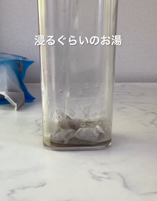 麦茶パックとお湯を入れる