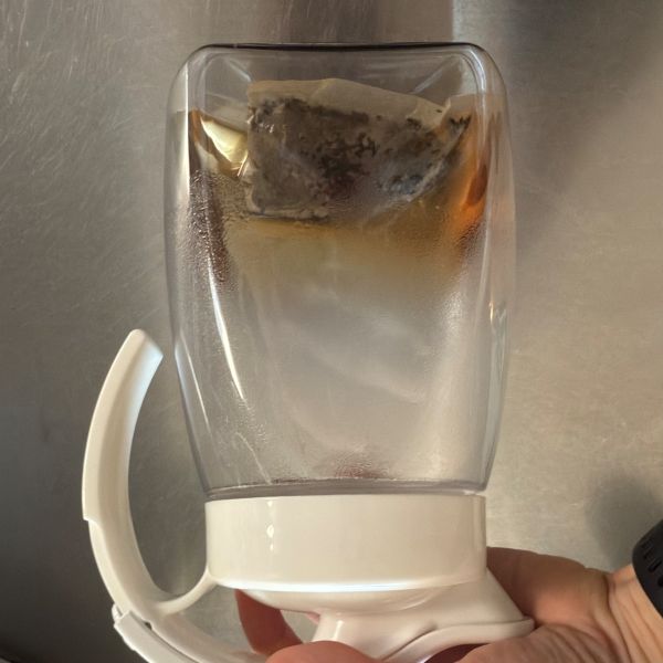 麦茶パックが浸かる程度の熱湯が入ったポットの蓋を閉めた様子
