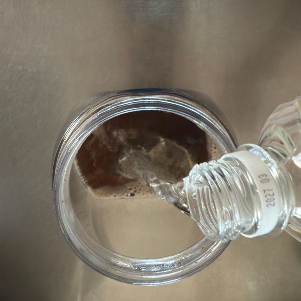 麦茶パックが入ったポットに水を注ぐ様子
