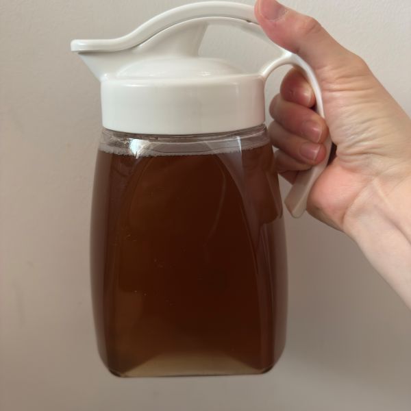 ポットに麦茶を作った様子