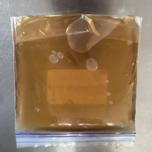 麦茶をチャック付きの保存袋に入れた様子
