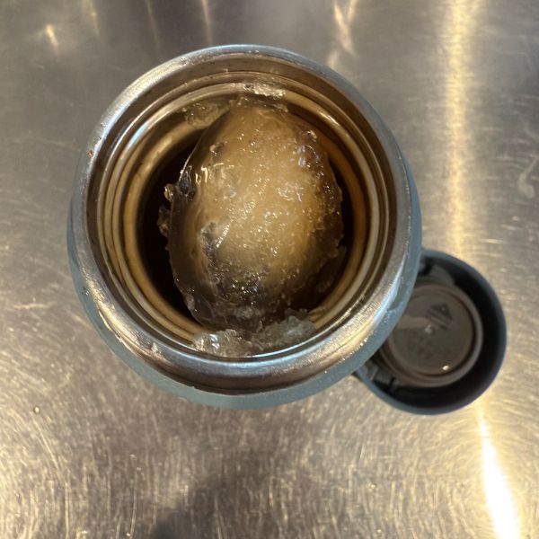 凍らせた麦茶氷を水筒に入れた様子
