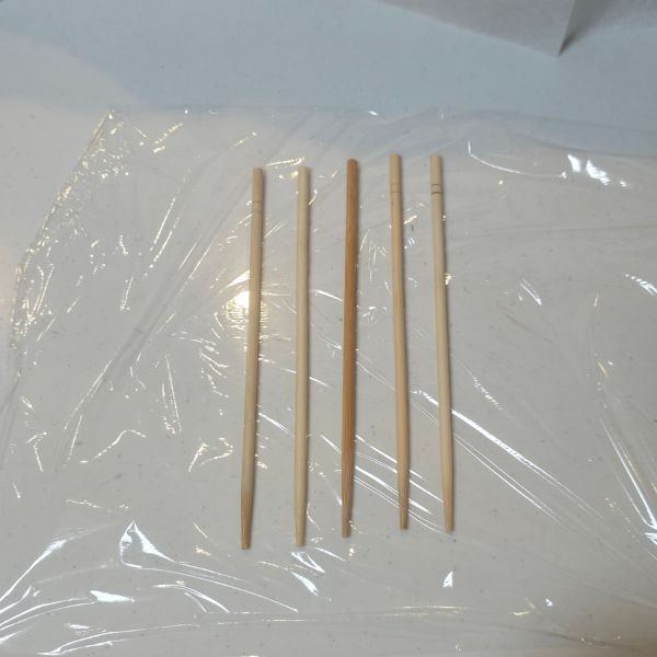 広げたラップの上に割り箸を5本並べた様子