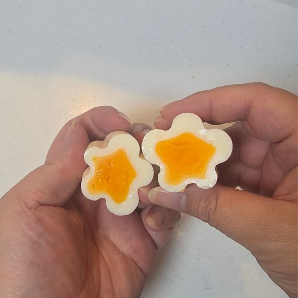 花の形をしたゆで卵が完成した様子