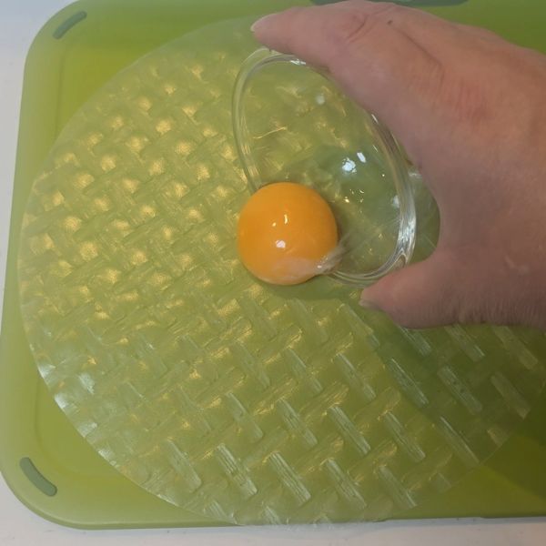 ライスペーパーの上に卵黄をのせる様子