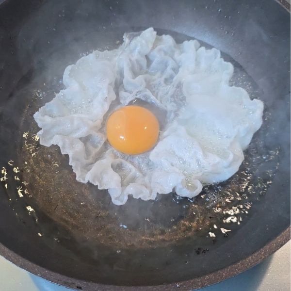 卵黄をのせたライスペーパーが膨らんだ様子
