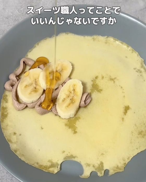 できあがったクレープ生地にバナナやクリームなどをのせた様子