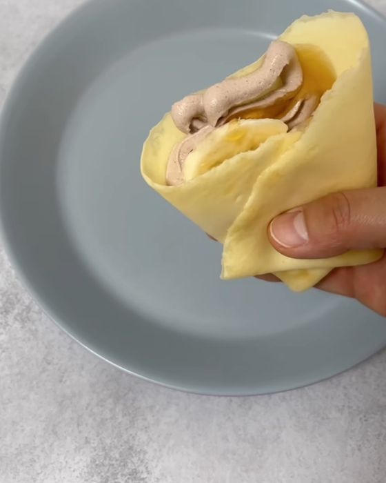 完成したクレープを手に持った様子