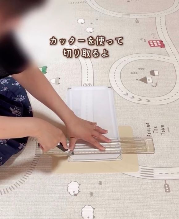 カッターでパネルの下の部分を切る様子