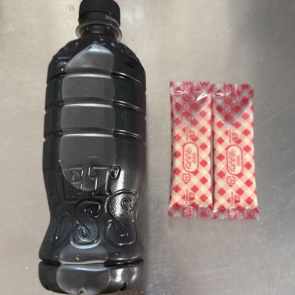 ペットボトルのコーヒーとゼラチンを並べた写真