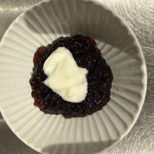 コーヒーゼリーにクリームをトッピングした様子