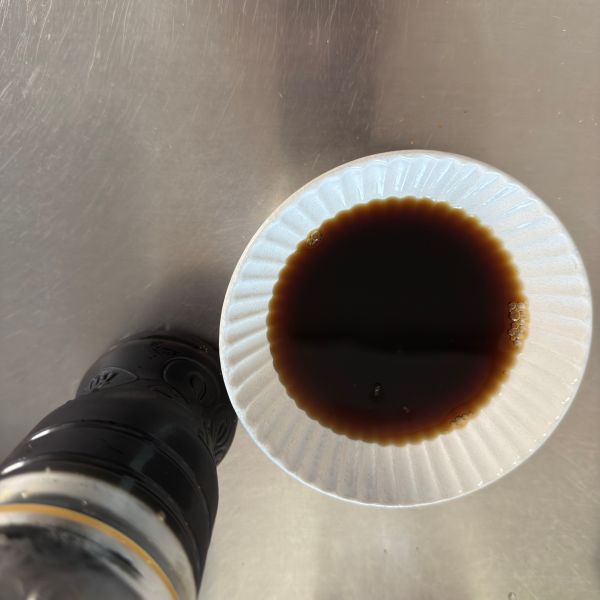 ペットボトルのコーヒーを別の容器に移した様子