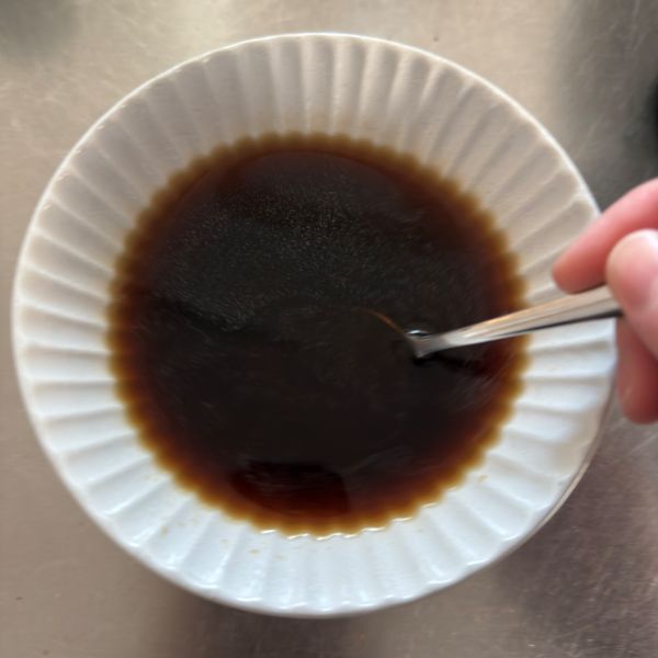 粉ゼラチンを加えて加熱したコーヒーをスプーンで混ぜる様子