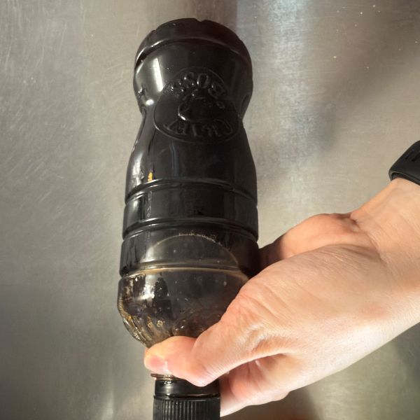 粉ゼラチンを溶かしたコーヒーをペットボトルの容器に移して蓋をした様子