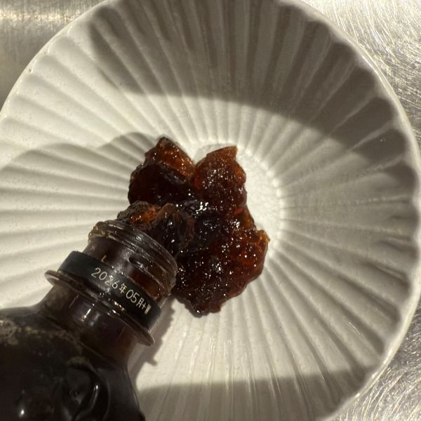 ペットボトルからお皿にコーヒーゼリーを出す様子