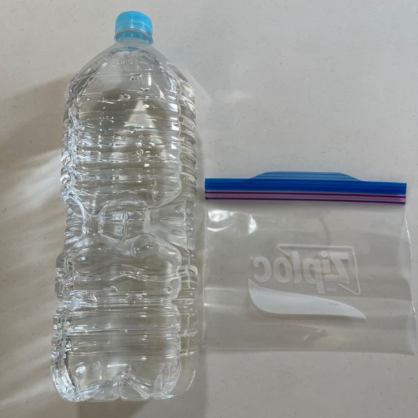 ペットボトルの水とジッパー付き保存袋を並べた様子