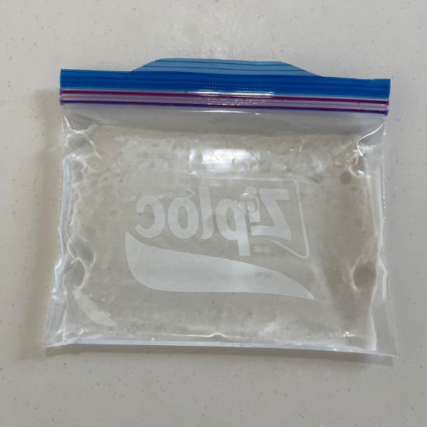 ジッパー付き保存袋に水を入れた様子