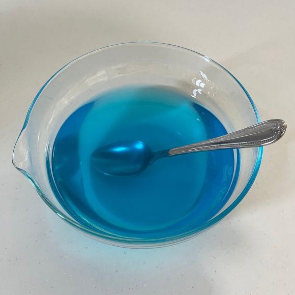 深さのある容器に『ソーダバーの素』と水を混ぜた様子