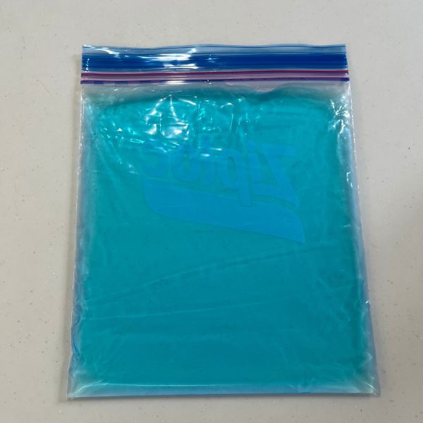 『ソーダバーの素』と水を溶かしたものをジッパー付き保存袋に入れた様子