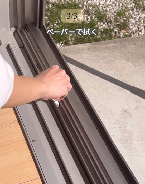 キッチンペーパーで拭いている様子
