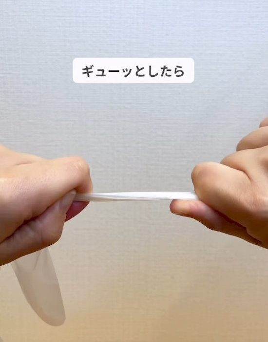 ビニール手袋を引っ張っている様子