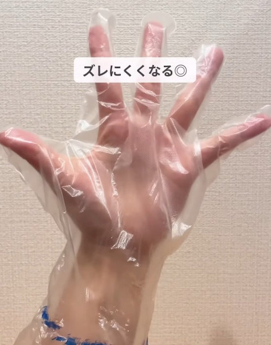 ビニール手袋をはめている様子