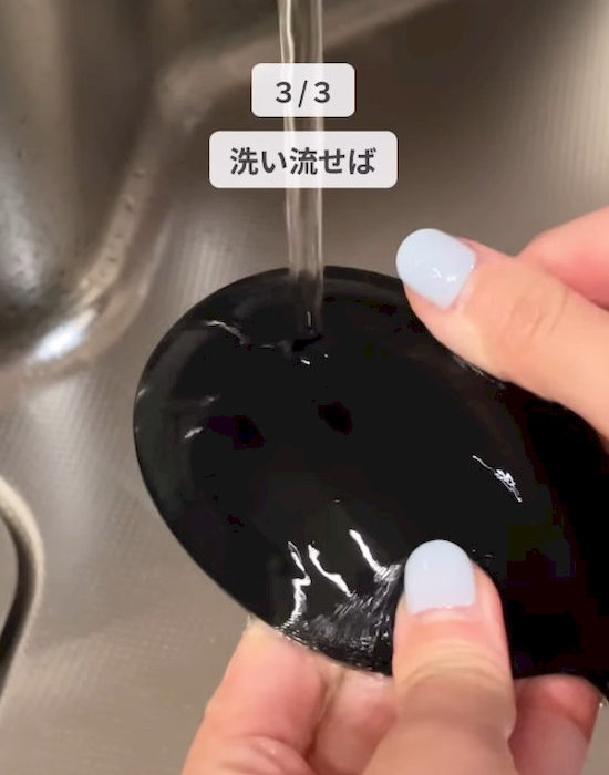 シリコンスプーンを洗う様子