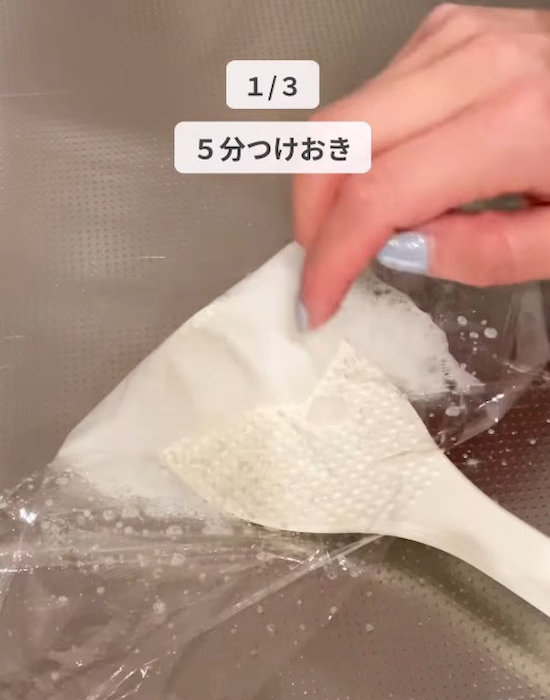 キッチンハイターとラップで包んだしゃもじ